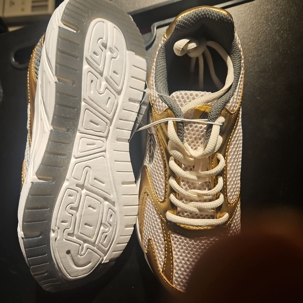 Shoes - Picture 2 of 7